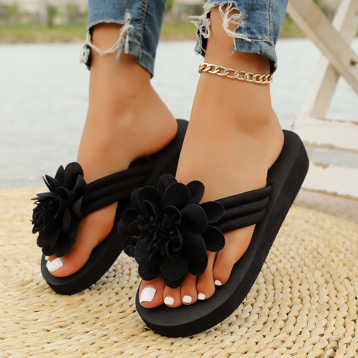 Handmade Flower Flip Flops for Women, Casual Comfortable Red Flat Sandals, Beach Vacation Shoes with Stylish Decoration