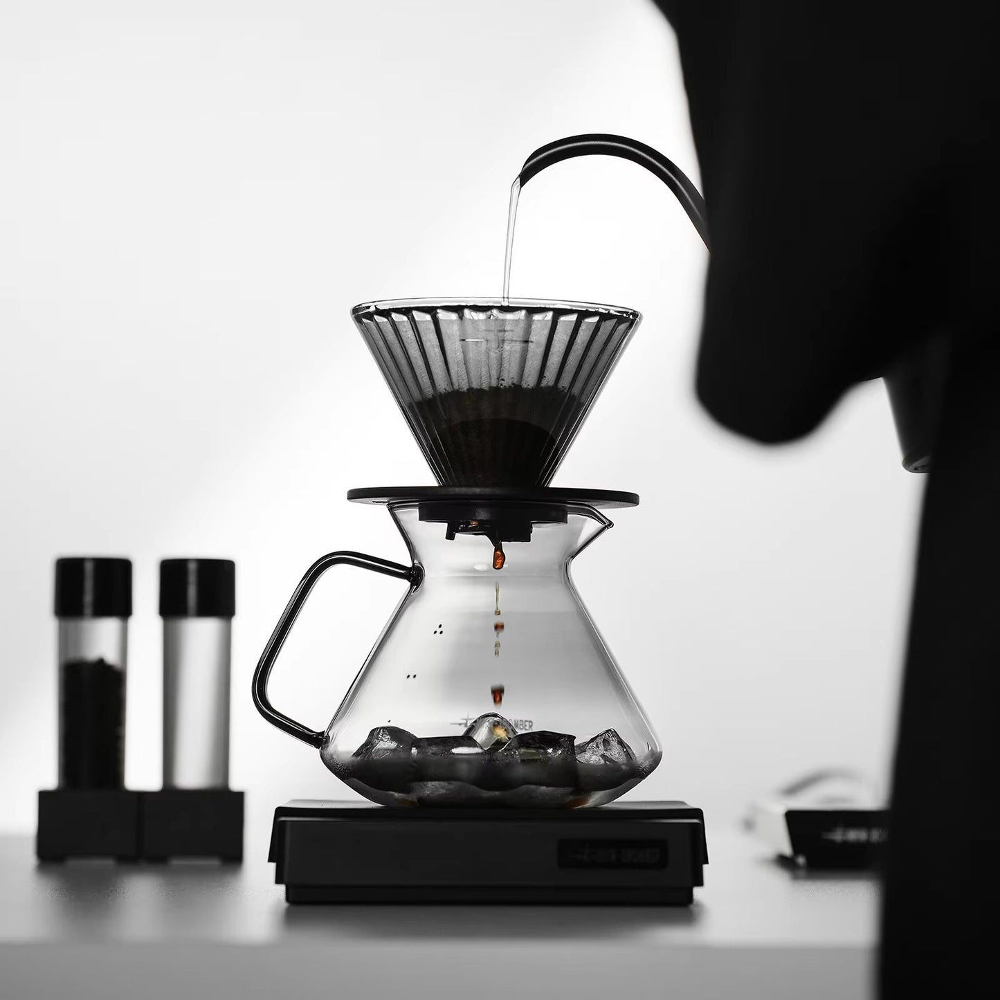 MHW3BOMBER Hill Coffee Server  High Borosilicate Glass Pour Over Server With Ergonomic Handle For B 4