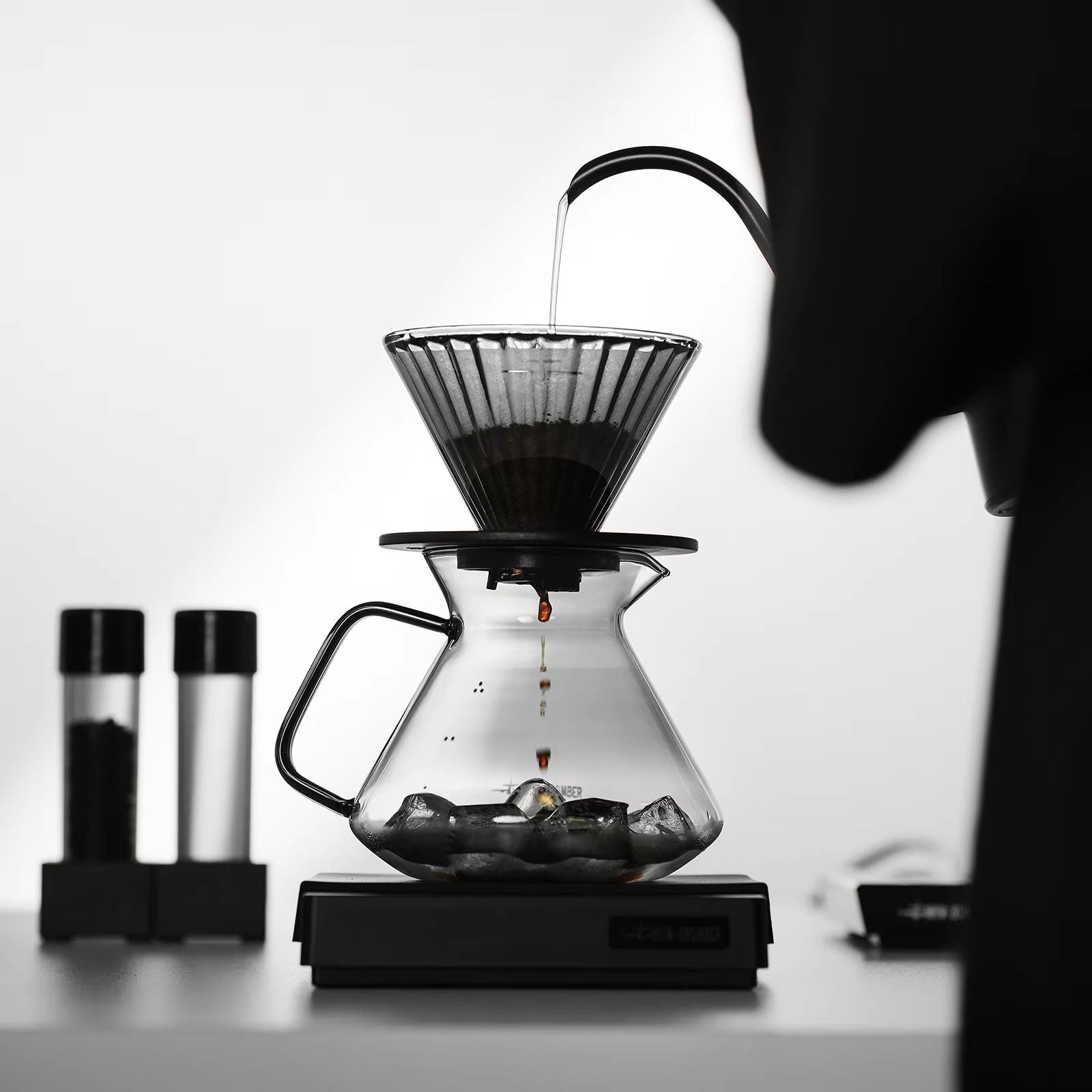 MHW3BOMBER Hill Coffee Server  High Borosilicate Glass Pour Over Server With Ergonomic Handle For B 4