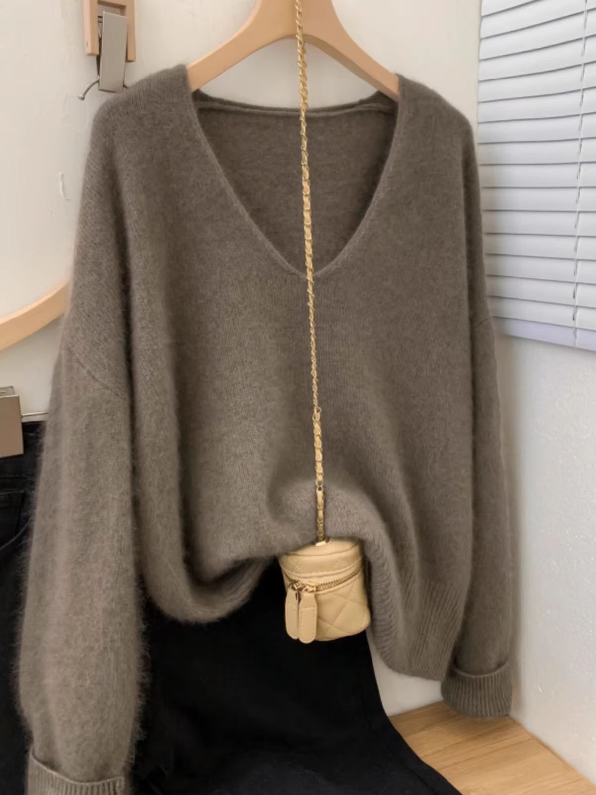 Yangqi Soft Waxy 100% Pure Cashmere V-Neck Sweater – Loose Fit Knit for Autumn & Winter